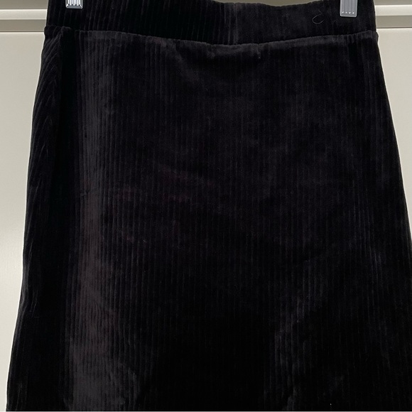Sportsgirl Black Velvet Corduroy Mini Skirt 🖤💕
Quality🫰 Comfy fit 💗 - Picture 3 of 5